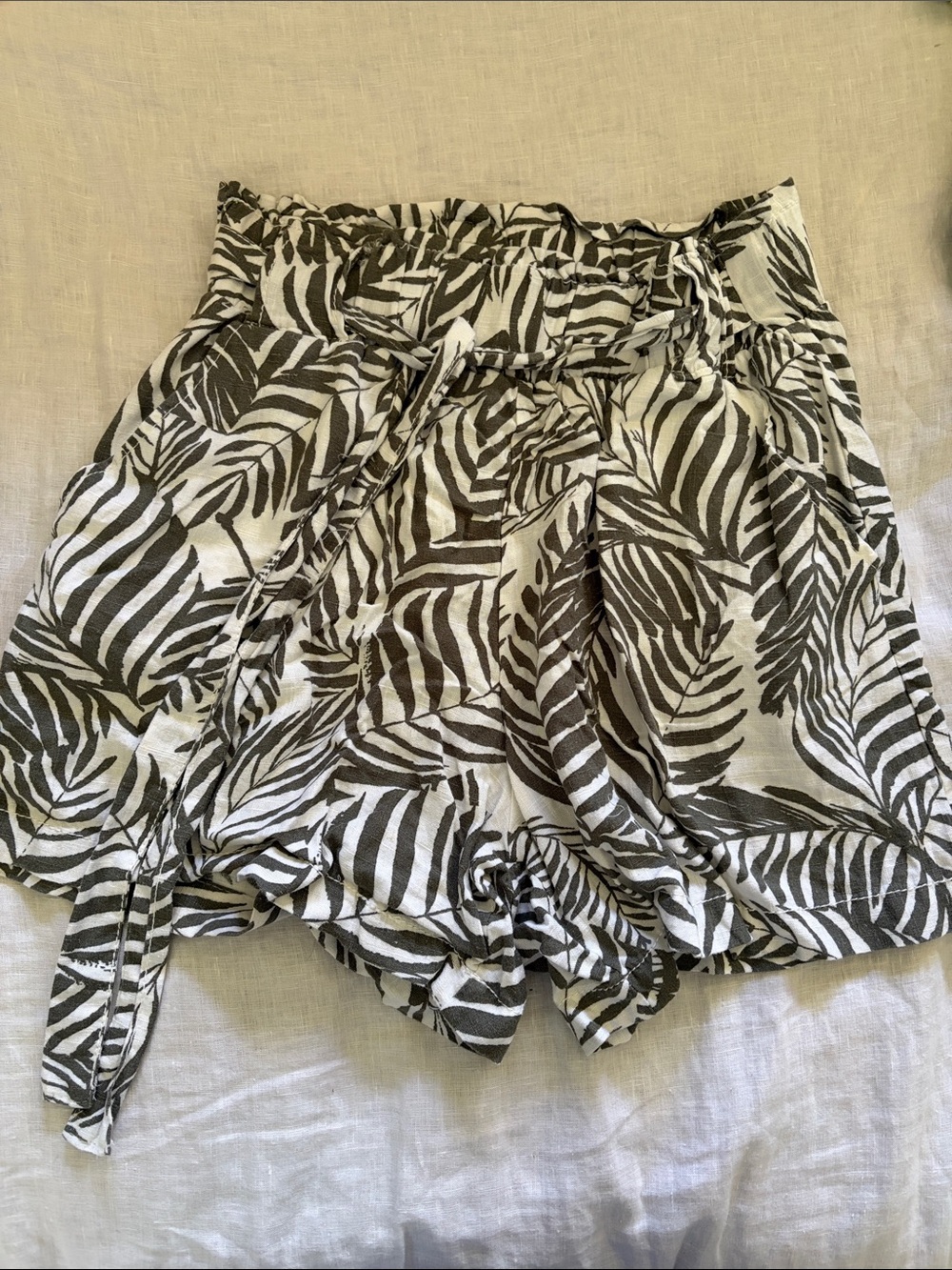 tropical linen tie waisted shorts medium